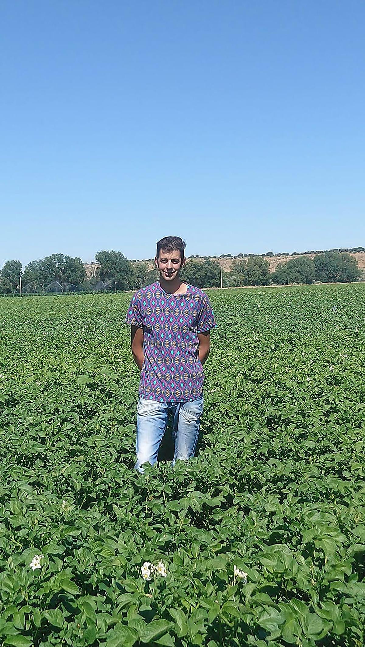 Pablo Fernández (31 años), en la explotación que tiene arrendada en Garcihernández.