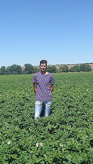 Pablo Fernández (31 años), en la explotación que tiene arrendada en Garcihernández.