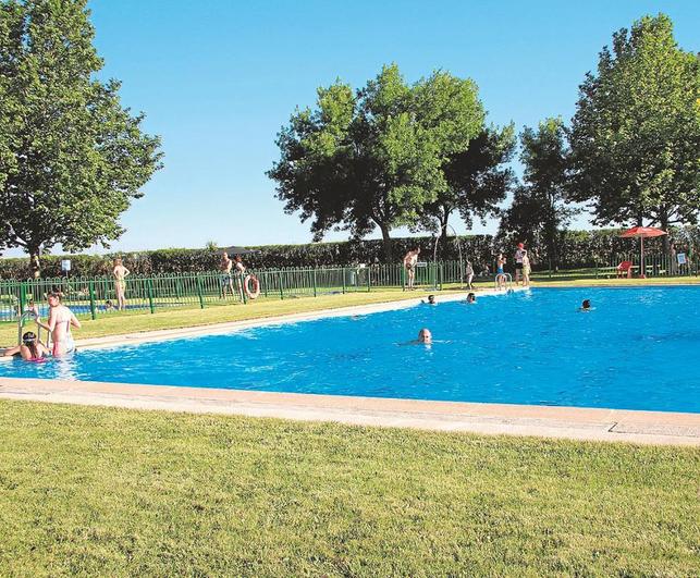 Las piscinas de Calzada de Valdunciel abrieron ayer sus puertas.