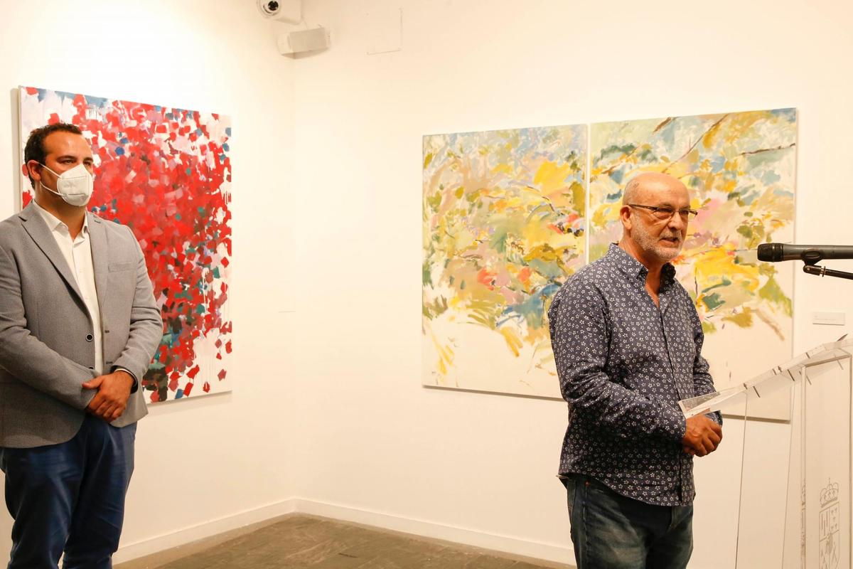 El diputado David Mingo y el pintor Manuel Benito Villoria en la exposición “El color de la emoción”