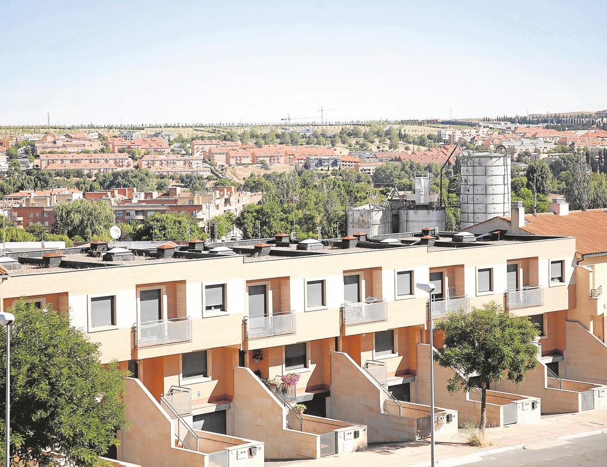 Chalés y bloques de viviendas en el barrio de Chamberí. Al fondo, inmuebles de Huerta Otea.