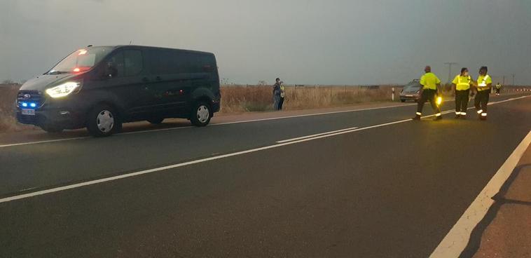 La Guardia Civil junto al coche que ha atropellado mortalmente a las tres septuagenarias.