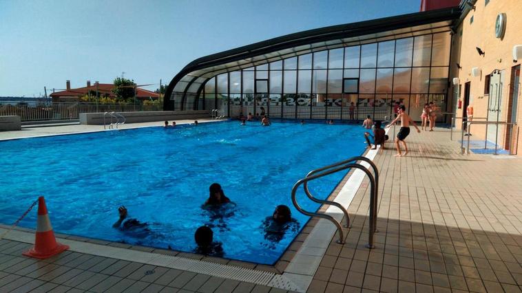 Bañistas disfrutando ayer de la piscina de verano municipal de la localidad de Sardón de los Frailes.