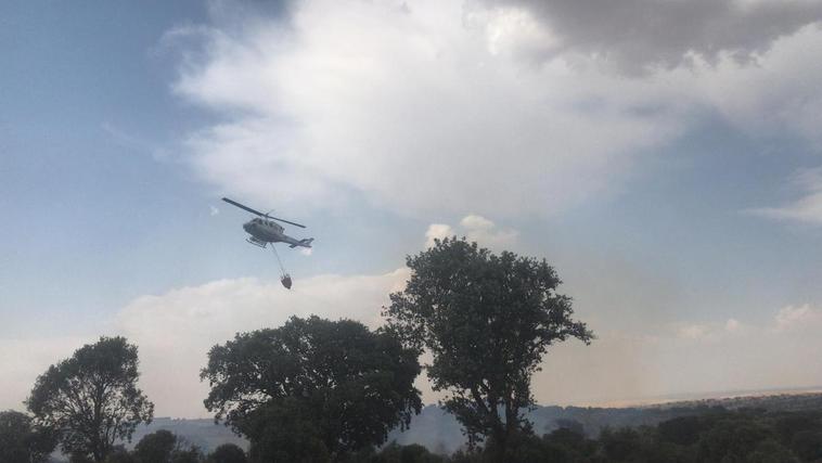 El helicóptero contraincedios en las labores de extinción del fuego de Morille.