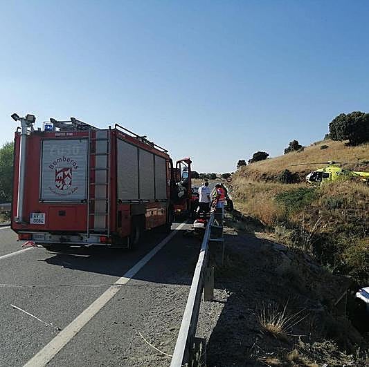Bomberos y helicóptero medicalizado de Salamanca en el lugar del accidente.