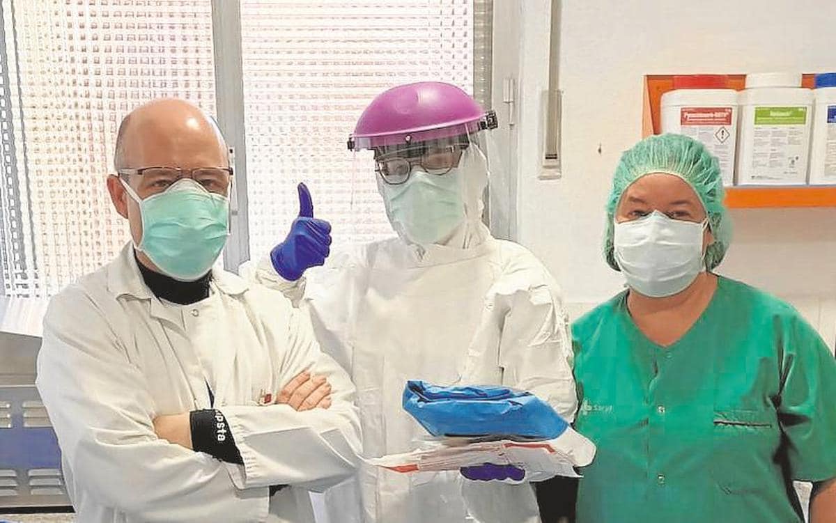 Fermín Sánchez-Guijo, junto a Miriam López Parra y Eva Villarón responsables de la Sala Blanca.