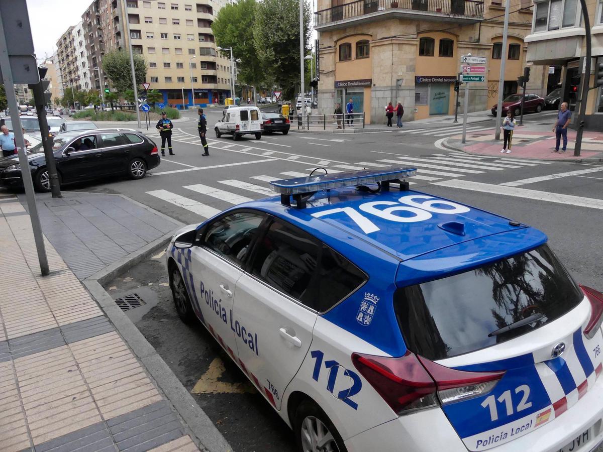 Vehículo de la Policía local en el paseo de la Estación