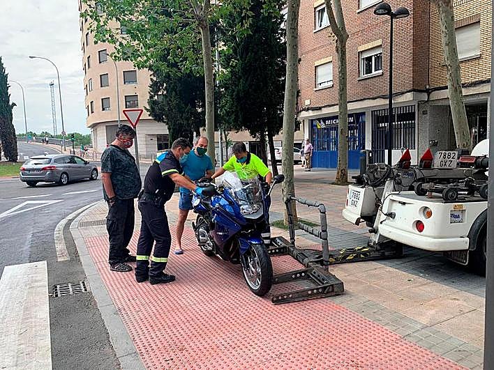La Policía local ayuda a retirar la moto siniestrada