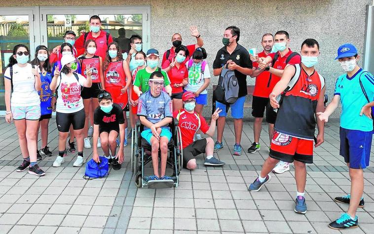 Participantes en las actividades de deporte organizadas por Aviva en el San Estanislao de Kotska.