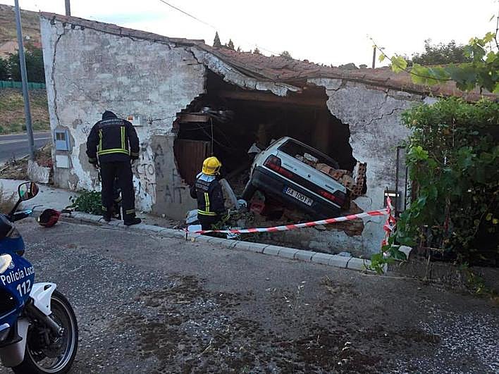 El coche quedó empotrado en una vivienda en la entrada de Cabrerizos