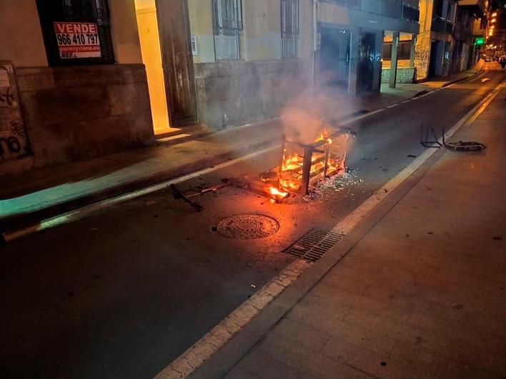 El sofá de la vivienda ardiendo en la calle.