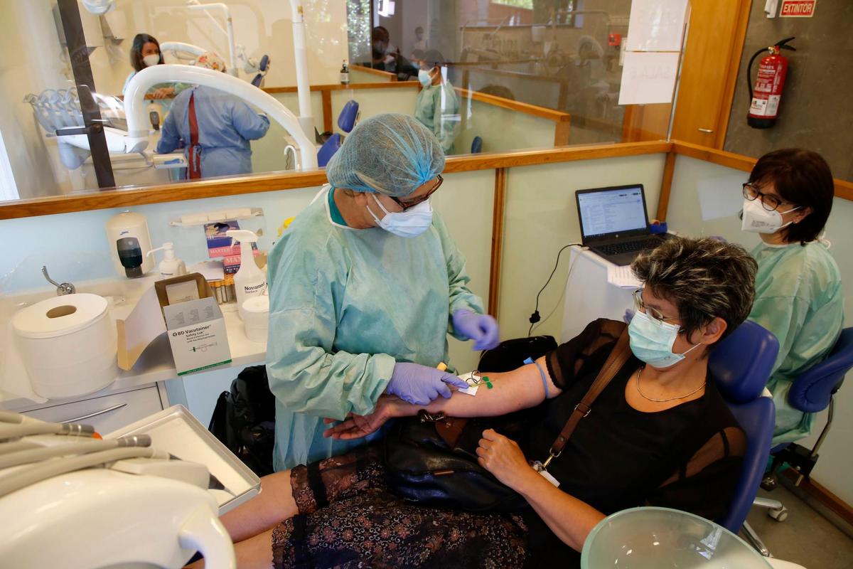 Personal sanitario realiza los test serológicos en la Universidad