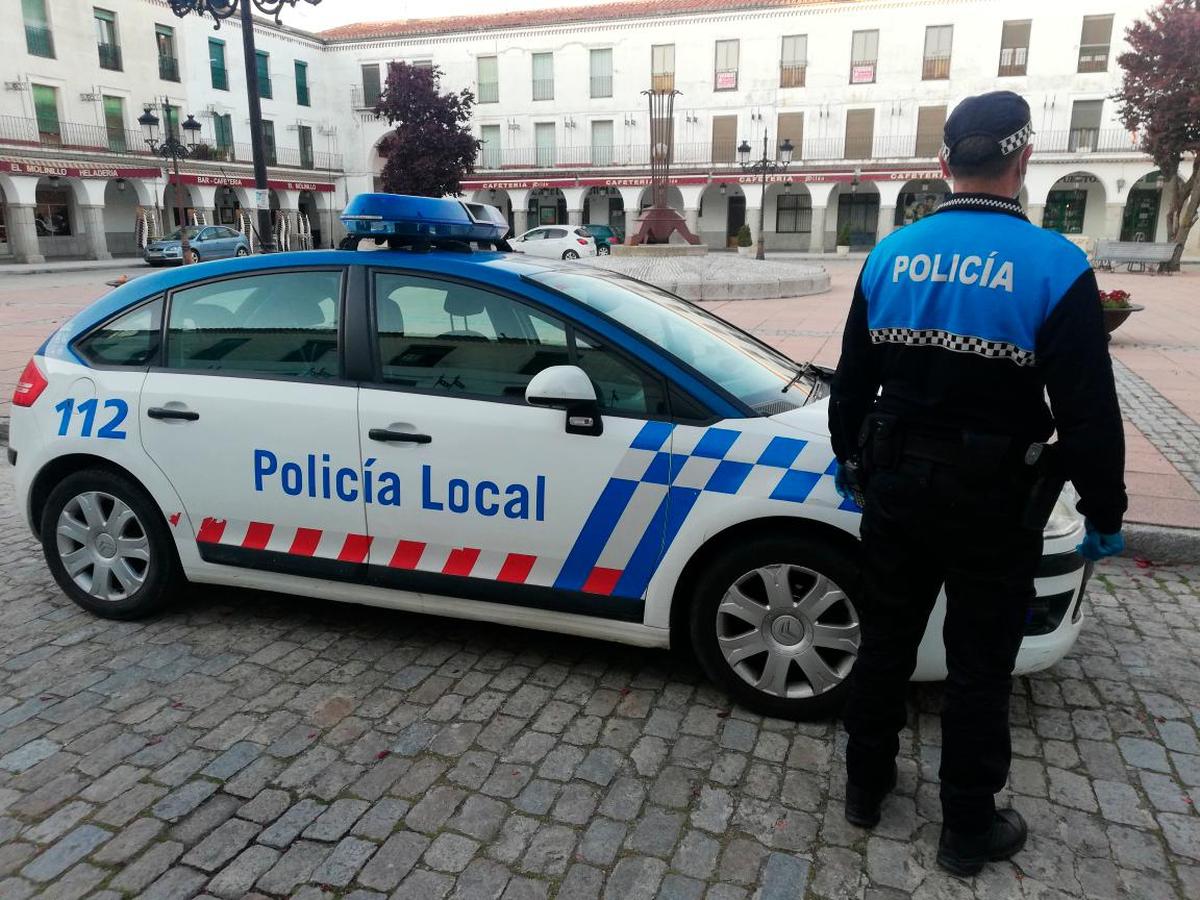 Un agente de la Policía Local, en la plaza Nueva de la ciudad peñarandina.