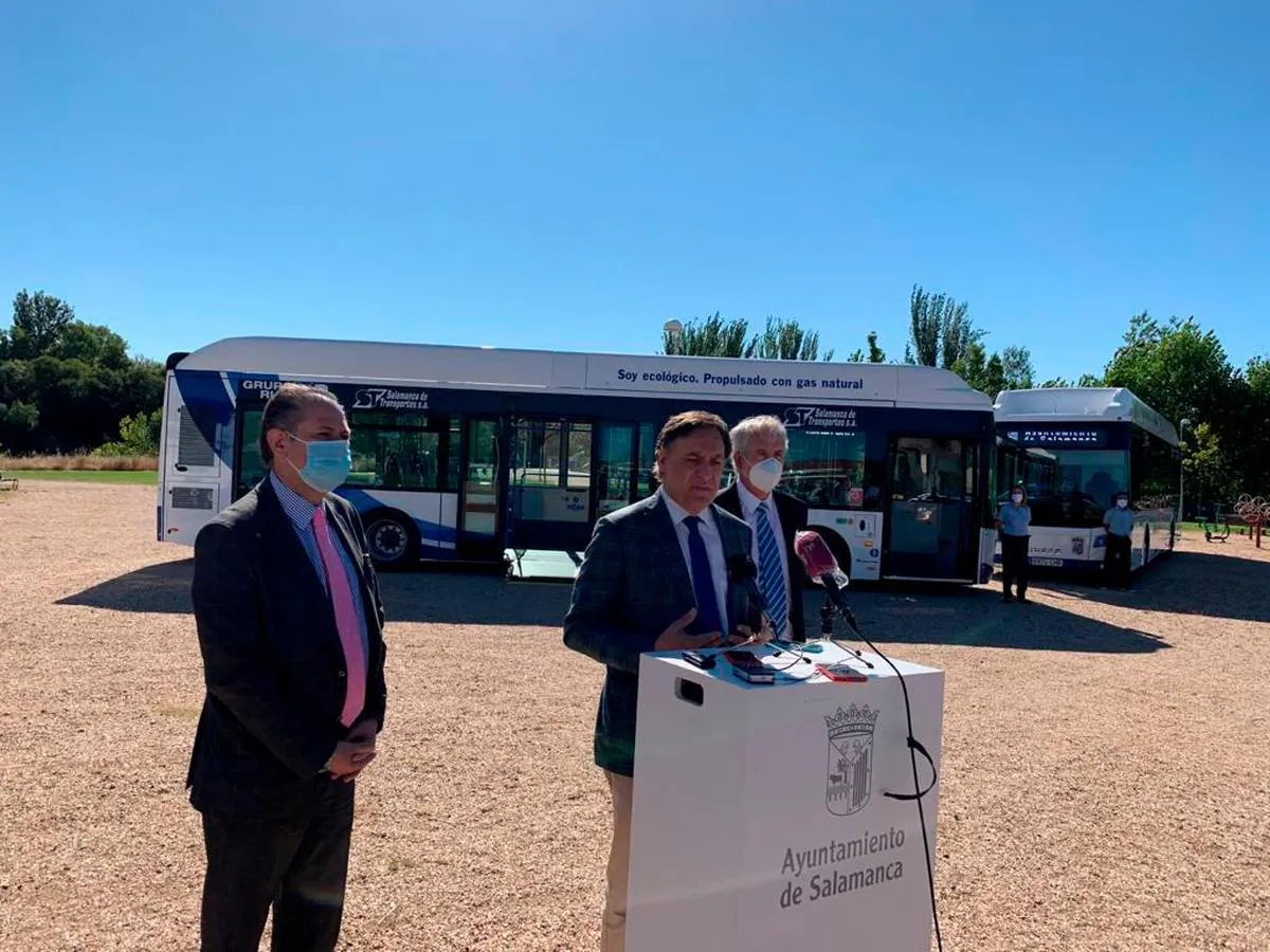 El alcalde de Salamanca, Carlos García Carbayo, en la presentación de nuevos autobuses
