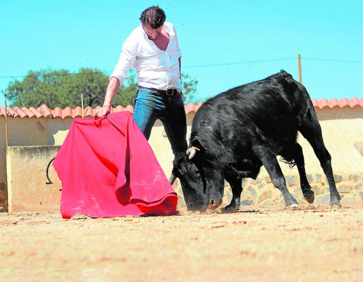 Exigente y terso derechazo de Finitio de Córdoba a una vaca de Castillejo de Huebra.