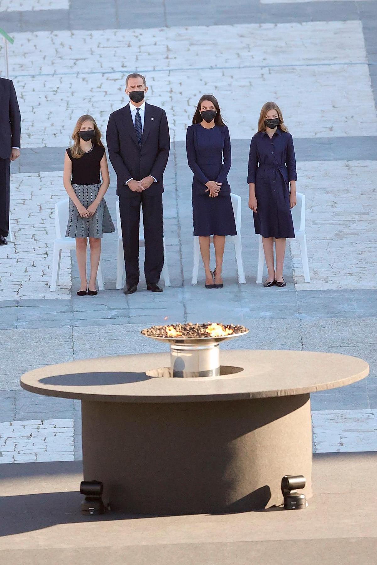 Los Reyes y sus hijas en el homenaje a las víctimas de la pandemia