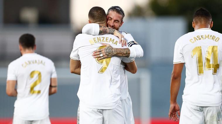 Ramos y Benzema se abraza tras marcar el gol que le dio el título de Liga al Madrid.