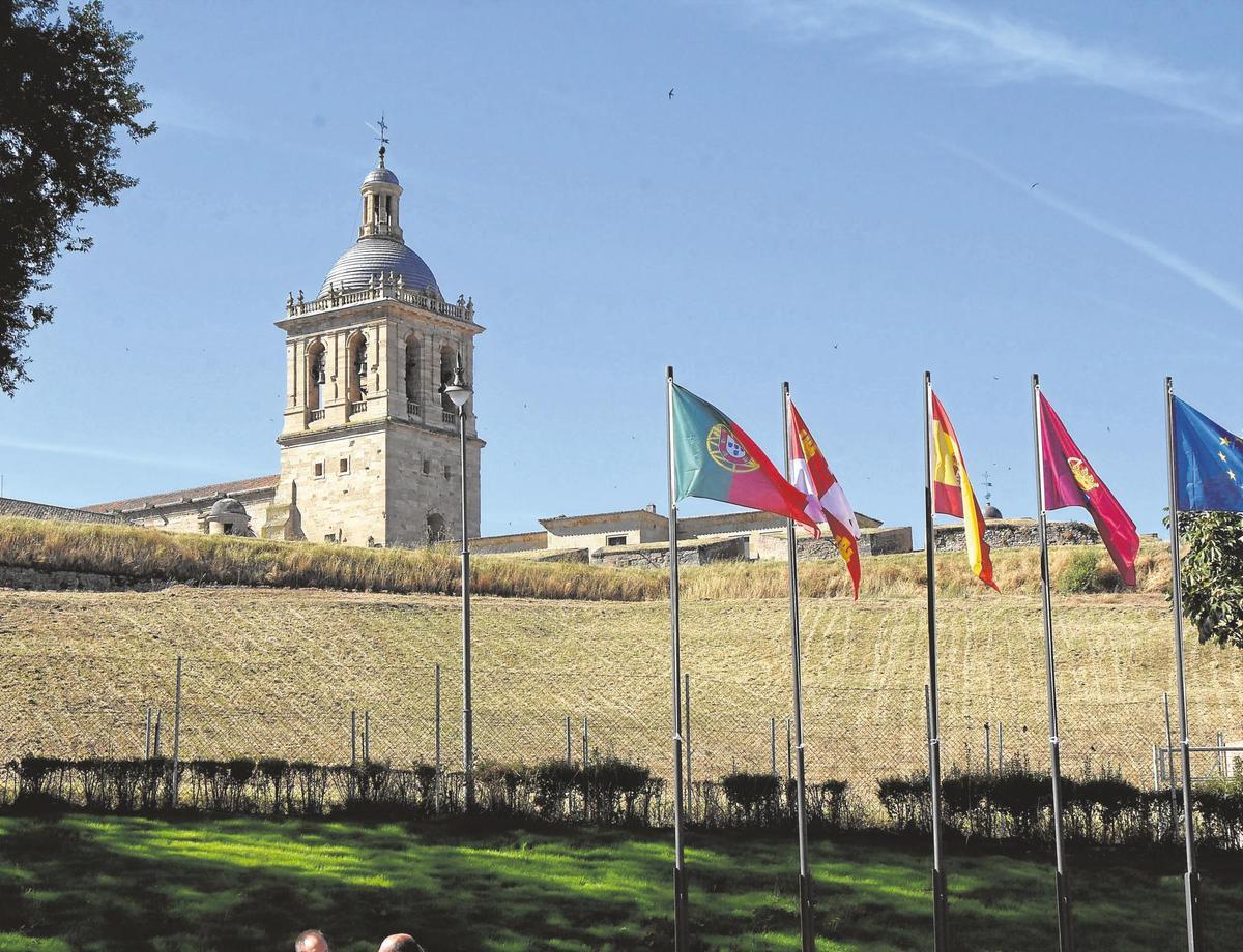 La Muralla de Ciudad Rodrigo y la Catedral de Santa María, monumentos destacados de la ciudad.