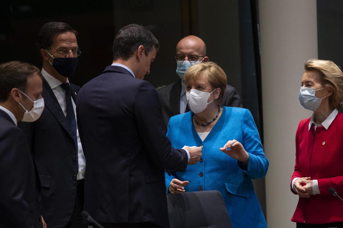 Sánchhez y Merkel dialogan en la cumbre de líderes europeos.