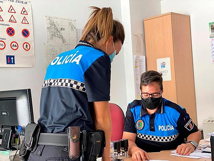 Los dos policías locales con que cuenta ya Villamayor.