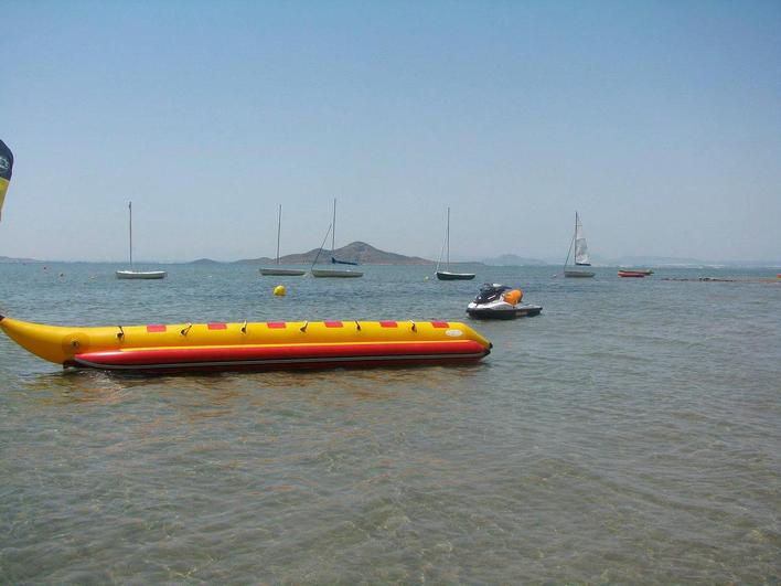 Fallece una niña de 8 años tras chocar la moto de agua en la que navegaba con una embarcación en La Manga (Murcia)