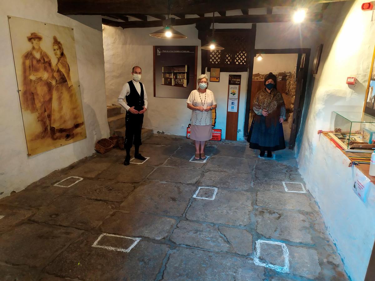 Miguel Ángel Fernández, Antonia Sánchez y Ana María Muñoz, en la Casa Museo, listos para recibir de nuevo a los visitantes.