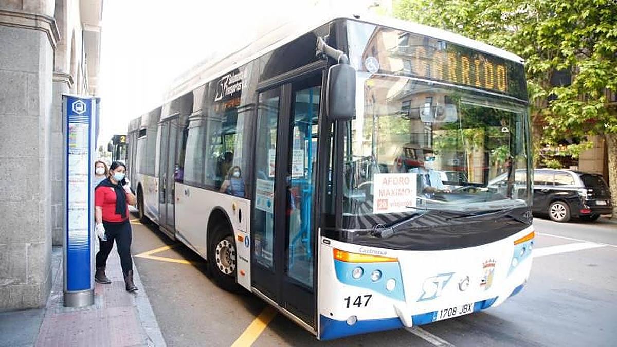 Dos usuarias del transporte urbano montando en la parada de Gran Vía.