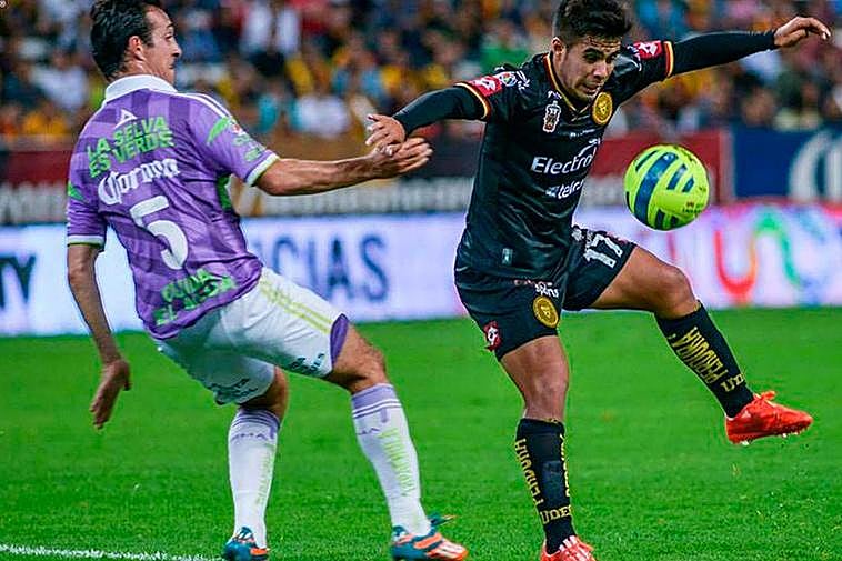 Luis Télles (derecha) controla el balón.