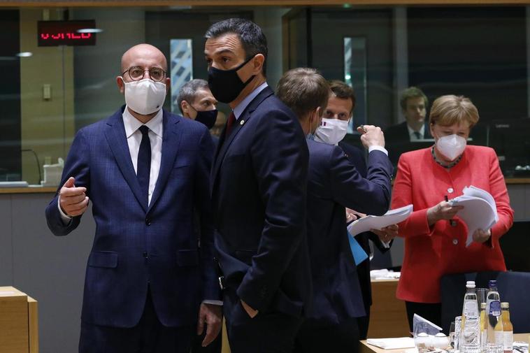 Charles Michel dialoga con el presidente Pedro Sánchez.