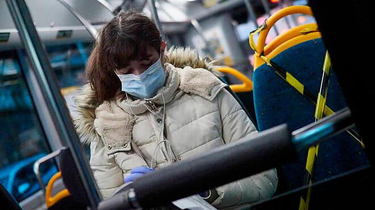 Una persona utiliza mascarilla en el transporte público