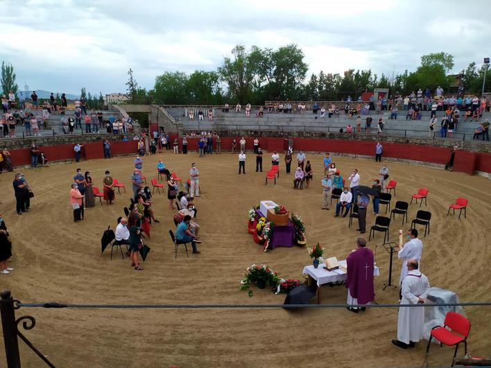 Funeral por Javier Álvarez en la plaza de toros de Los Santos.