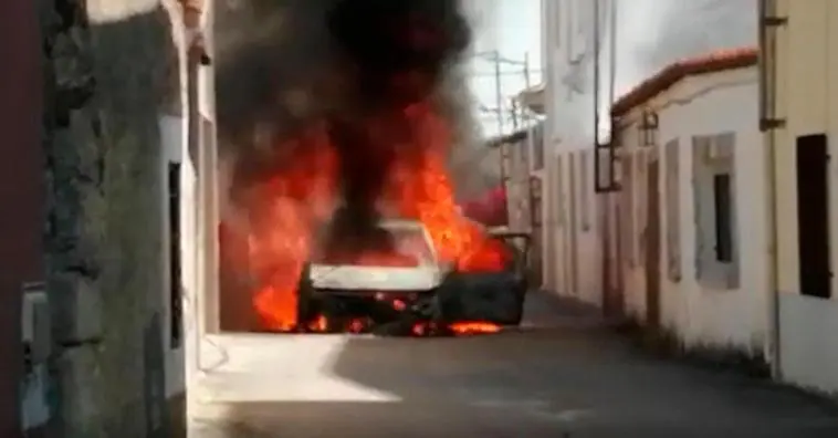 Un coche echa a arder en Puebla de Azaba provocando una gran llamarada en el casco urbano