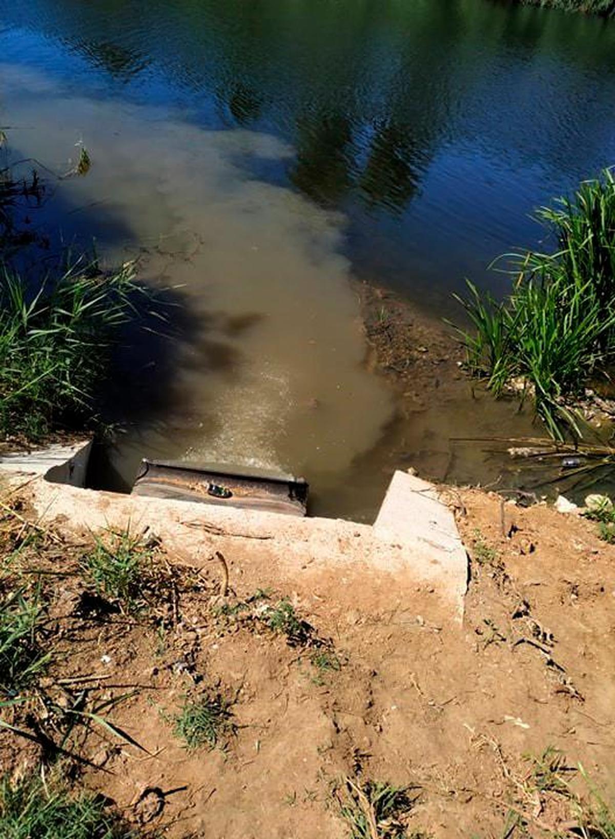 Estado en el que salía el agua hacia el río en la zona de la plaza del Ángel.