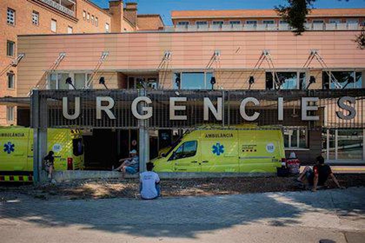 Dos ambulancias en el Hospital Universitario Arnau de Vilanova de Lérida