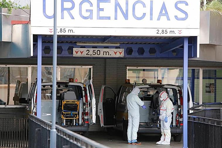 Personal sanitario traslada pacientes al Virgen de la Vega.