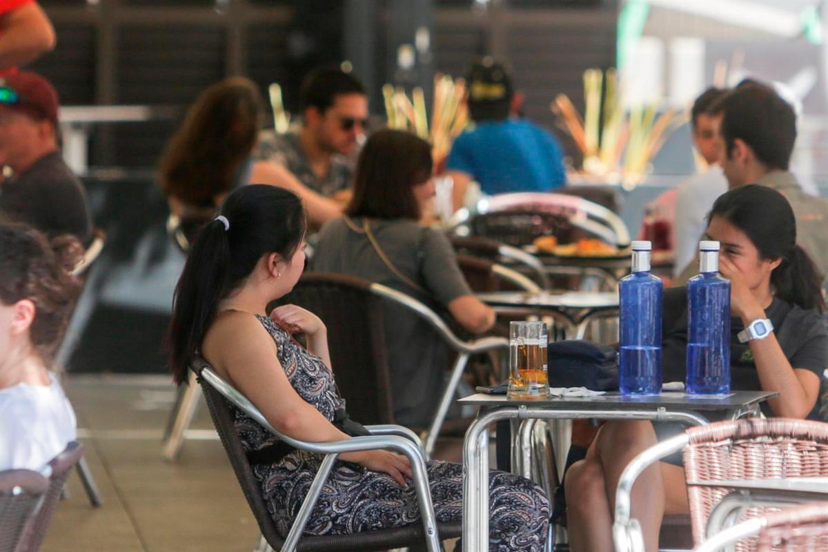 Varias personas en una terraza de un restaurante de Madrid