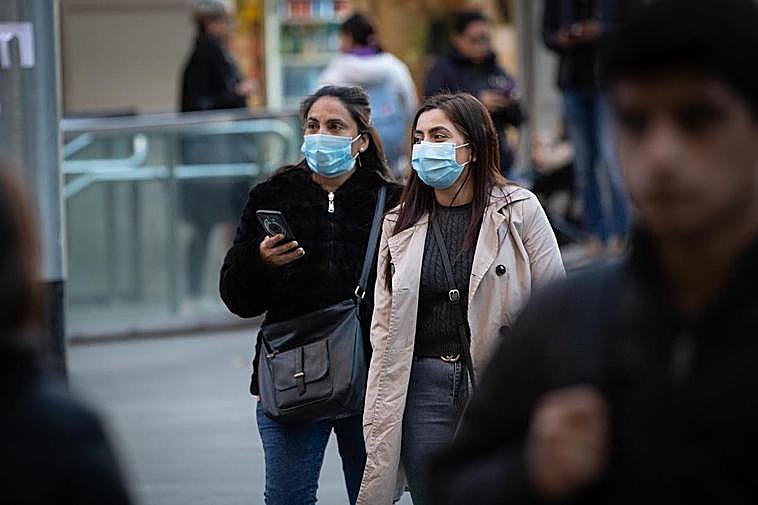 Dos mujeres con mascarilla en Barcelona.