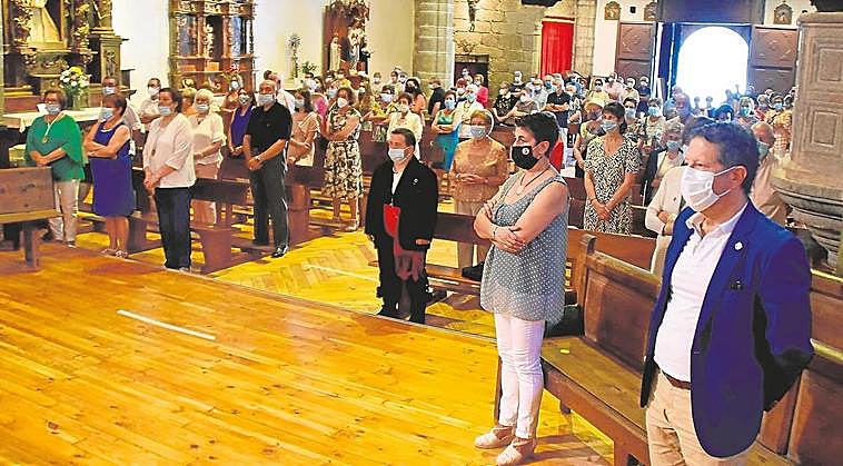 La celebración de la eucaristía en honor a Santa Ana reunió a los fieles en la iglesia de Candelario con mascarillas.