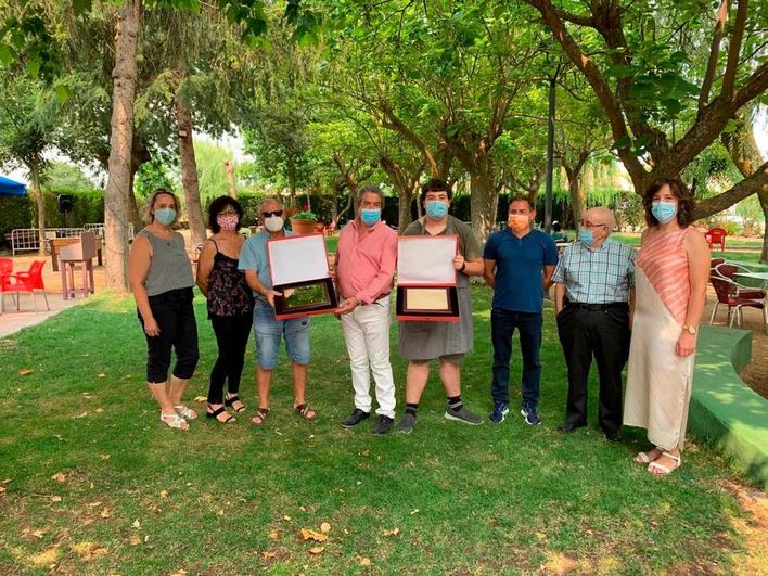 El alcalde de Matilla, Ciriaco Tardáguila (centro), entregó las placas a los familiares de los vecinos homenajeados.