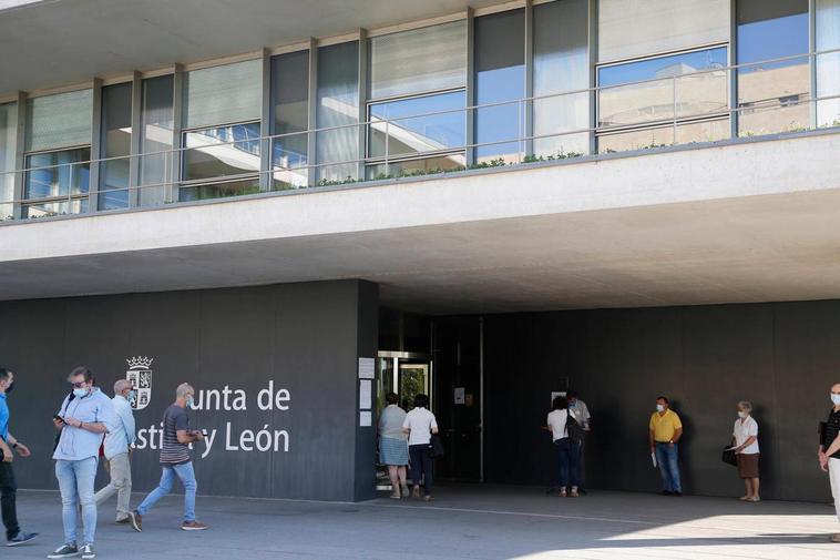 Entrada de la delegación territorial de la Junta