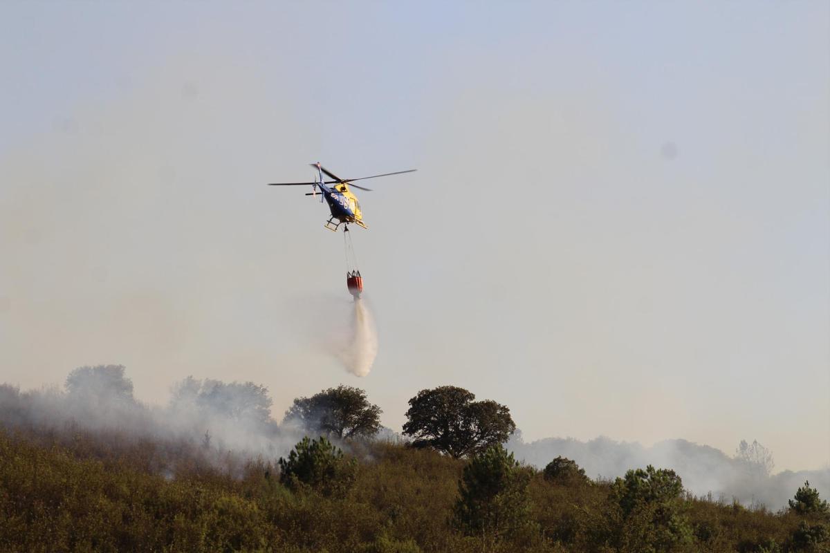 Uno de los helicópteros que participaron en las tareas de extinción.