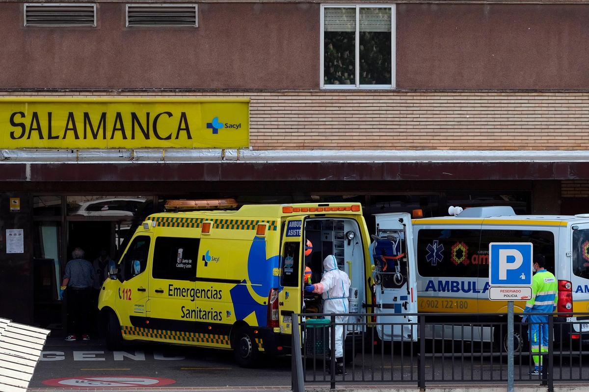 Una ambulancia llega al hospital Clínico de Salamanca