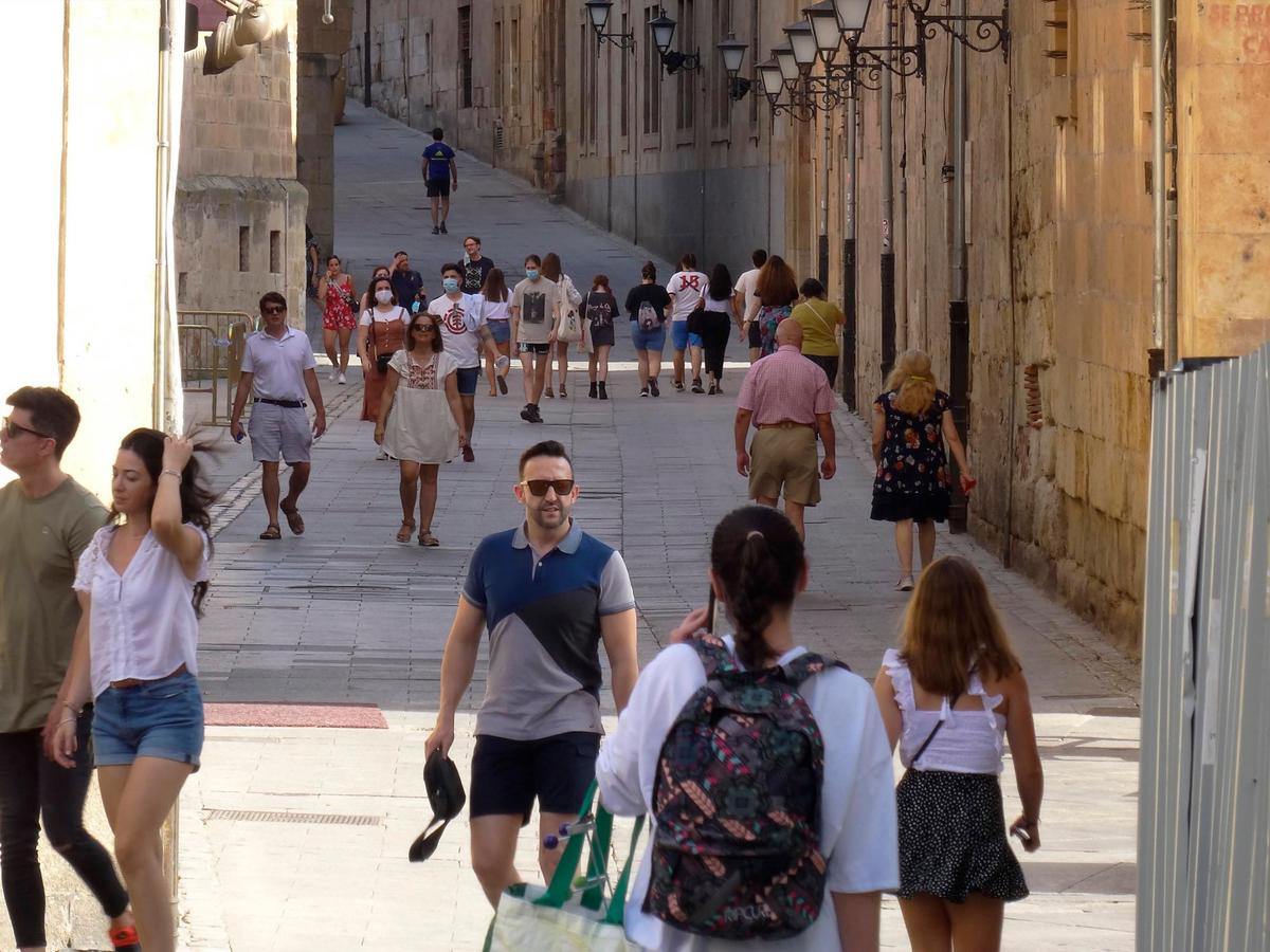 Grupos de turistas paseando por la calle Compañía de Salamanca.