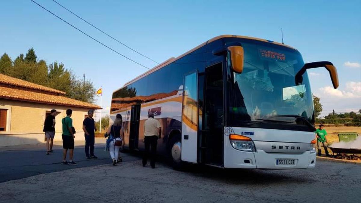 Autobús en San Miguel de Valero antes de que el servicio dejara de prestarse.