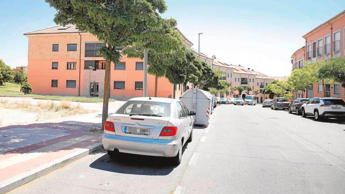 El incendio se desencadenó de madrugada en el bajo de un bloque de la calle Luis Sala Balust, en la fotografía.