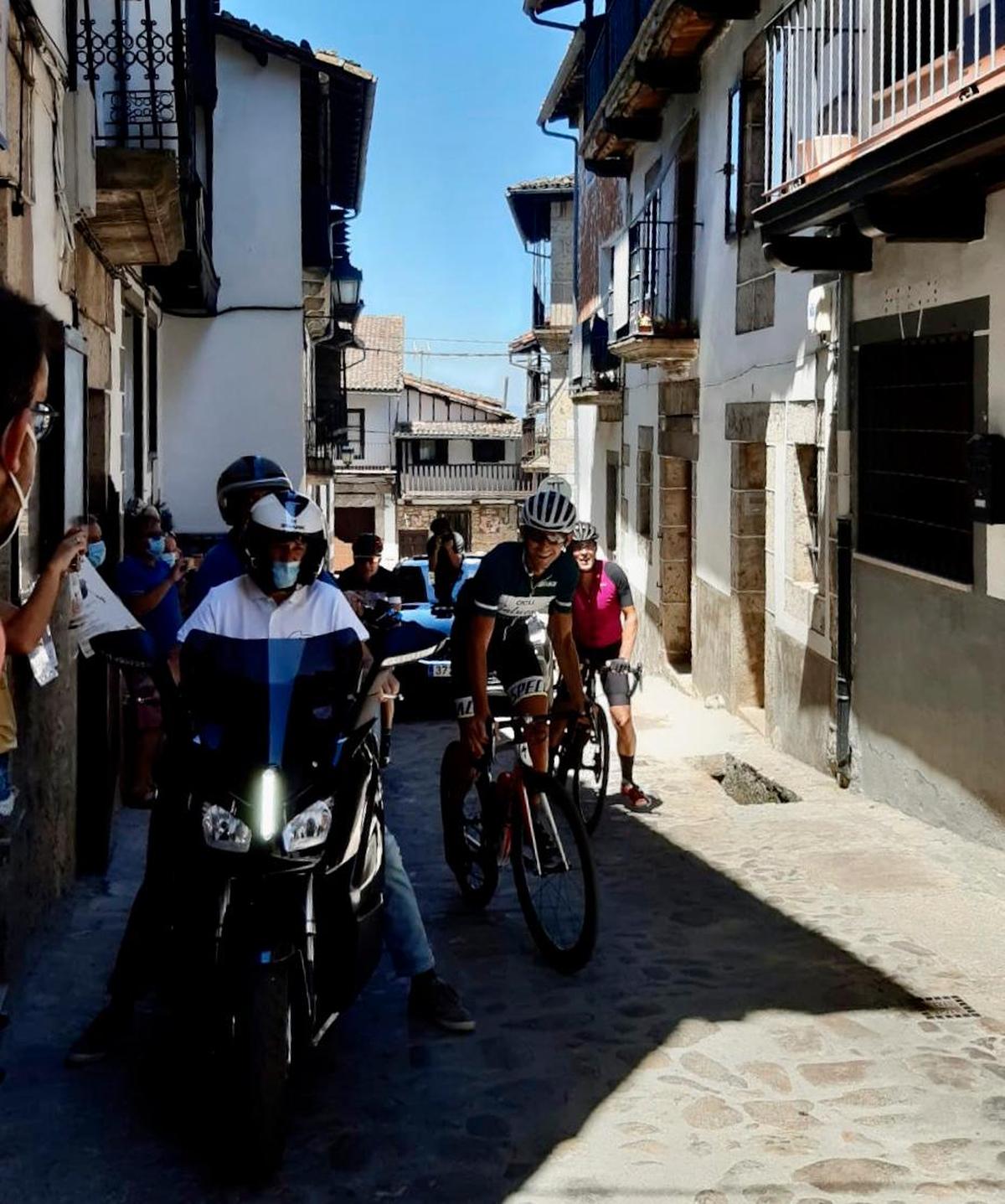 Los ciclistas en la calle Enrique Fraile de Candelario