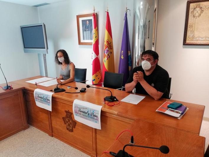 La concejala de Juventud, Pilar García, y el técnico de ocio, Nandy Pérez, en la presentación.