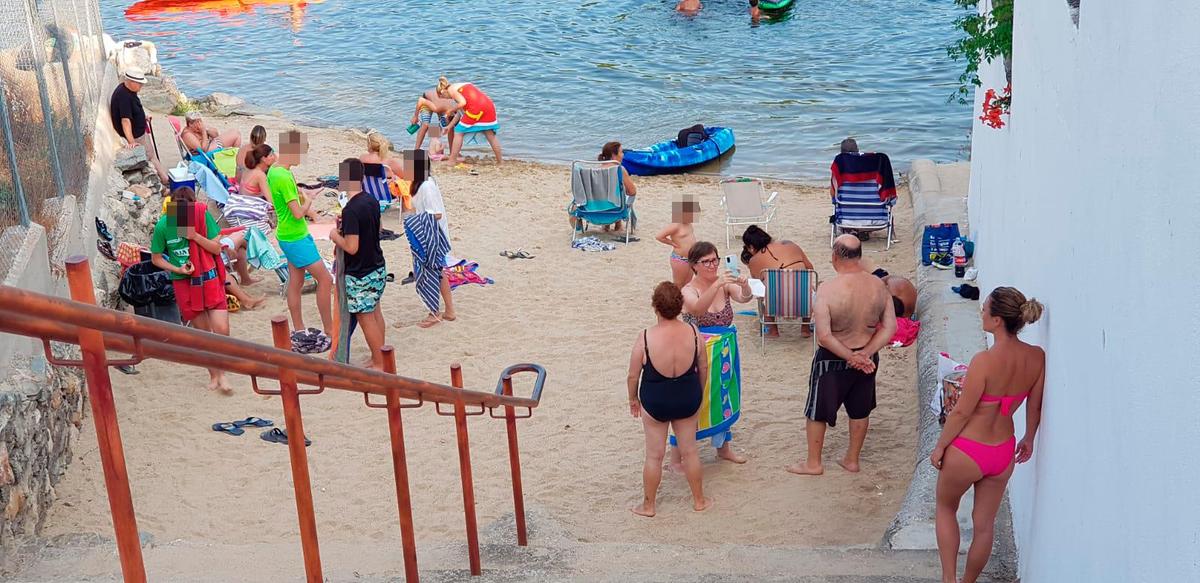 Los bañistas sin mascarilla ayer por la tarde en Villagonzalo.