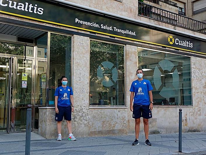 Dos de las jugadoras del Avenida a las puertas de la clínica.