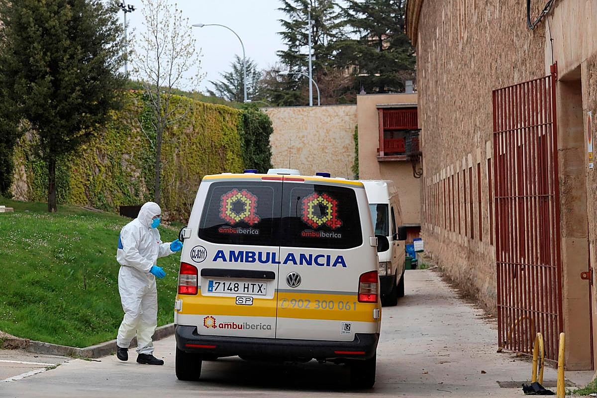 Personal sanitario trabajando en el Colegio Fonseca, el pasado mes de marzo.